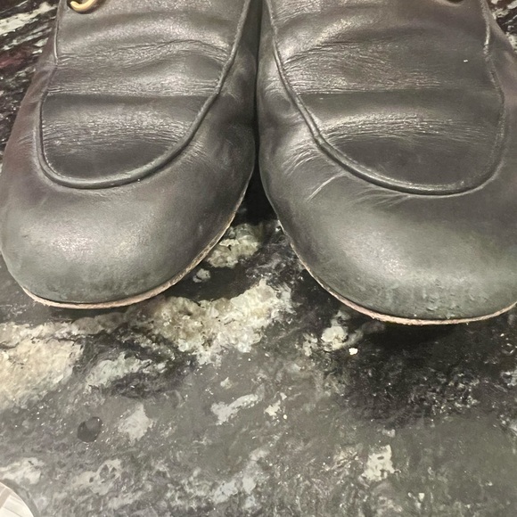 Gucci Black Leather Women's Loafers with Gold Accent - Picture 4 of 6